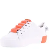 Championes de cuero blanco con plataforma, detalle de volados en la lengüeta en color celeste y suela con detalle en el talón a tono.