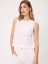 Musculosa de lino color verde claro, con cuello redondo y diseño holgado.