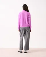 Sweater de punto de cachemira color turquesa con cuello polo y cierre frontal de tres botones. Presenta una textura suave tipo pelo, manga larga y terminaciones acanaladas en puños y ruedo.