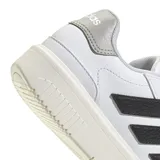 Championes Adidas Courtblock de estilo urbano con plataforma. Presentan un exterior de cuero sintético blanco con las icónicas tres tiras laterales en color negro y suela tipo cupsole de caucho.