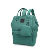 Mochila de lona negra marca Trendy con múltiples compartimentos con cierre. Incluye un monedero cuadrado desmontable sujeto por un mosquetón, asas superiores de mano, correas de hombro ajustables, bolsillos laterales y un bolsillo antirrobo en la parte posterior.