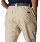 Pantalón cargo de senderismo color beige, con cintura elástica parcial, cinturón integrado, múltiples bolsillos con cierre y velcro, y refuerzo en la entrepierna.