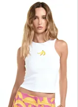 Remera blanca de algodón con cuello redondo y detalle de plátano bordado en el pecho.