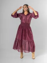 Falda larga confeccionada en organdí de algodón italiano color bordó. Presenta una cintura ancha elastizada con técnica de nido de abeja y un diseño con volado en el ruedo que aporta movimiento.