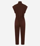 Mono largo de sarga color marrón, con cuello alto, cierre frontal con botones ocultos, sin mangas y bolsillos laterales. Incluye trabillas para cinturón.