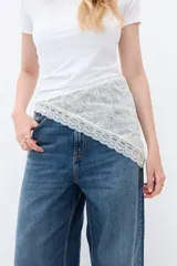 Minifalda de encaje color blanco, con volados en el ruedo y ajuste con lazos.