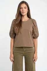 Remera de algodón color marrón con mangas globo de broderie al tono, cuello redondo y corte recto.