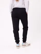 Pantalón tipo babucha de algodón y poliéster, con cintura elástica ajustable mediante cordón, bolsillos laterales y puños elásticos en los tobillos. Presenta un pequeño logo bordado en la pierna izquierda.