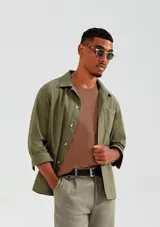 Camiseta básica de manga corta y cuello redondo, color rojo oscuro.