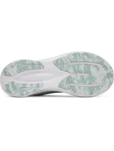 Championes de running Under Armour modelo Assert 11, color verde agua con detalles en blanco. Presentan una parte superior de malla transpirable con revestimientos de cuero sintético para mayor soporte, mediasuela con tecnología de amortiguación Charged+ y suela de goma resistente.