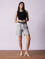 Short de lino con pretina elastizada, lazo de ajuste y bolsillos delanteros.