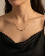 Collar de acero con baño de oro, con diseño en V compuesto por pequeñas circonias engarzadas en forma de marquise.
