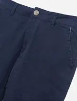 Pantalón de vestir color beige, de corte recto.