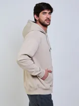 Campera con capucha Volcom modelo Lowtone, color beige, con cierre frontal completo, cordones ajustables y pequeño logo bordado en el pecho.