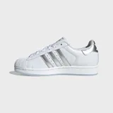 Championes Adidas Superstar II, color blanco con las icónicas tres tiras y talón en acabado plateado texturizado con efecto reptil. Presenta la clásica puntera de caucho con relieve y suela de goma blanca.