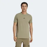 Remera Adidas Designed for Training color verde militar, de corte ceñido, cuello redondo y manga corta. Cuenta con el logo de la marca estampado en el centro del pecho y tecnología AEROREADY para absorción de humedad.