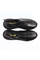 Zapato deportivo sin cordones con estampado de leopardo y elásticos laterales.