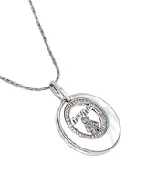 Dije redondo de plata con borde de circonias y centro de nácar. En el centro, figura de una niña con circonias y la palabra "Mama" en plata.