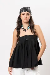 Top negro de diseño versátil con tirantes finos, silueta abombada, elástico en la espalda y hebilla forrada en el frente.