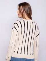 Cardigan de tejido de punto color beige con rayas verticales blancas, escote en V y cierre frontal con botones.
