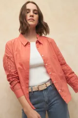 Camisa color salmón de manga larga con detalles de broderie en mangas y espalda.