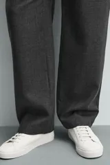 Zapatilla de estilo minimalista con cordones, confeccionada en material sintético de acabado mate. Presenta una horma redonda, forro interior en tono contrastante y suela de goma con textura ligera.