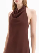 Vestido corto negro de corte recto con cuello tipo cowl halter y espalda descubierta.