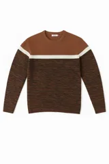 Sweater de punto color marrón con franja horizontal blanca en el pecho.