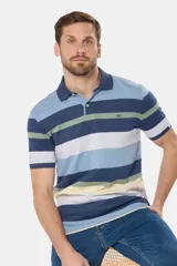Remera polo de jersey de algodón con diseño de rayas horizontales en tonos azules, celestes, blancos, verdes y amarillos. Cuenta con cuello tipo polo, cierre frontal con botones personalizados y logo bordado en el pecho.