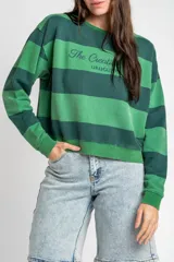 Sweater de algodón peinado con diseño de rayas horizontales en tonos verde oscuro y verde claro, de corte holgado y manga larga, con detalle de bordado en el pecho.