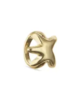 Anillo de aleación de metales con baño de oro 18k, con diseño de estrella de mar en relieve.
