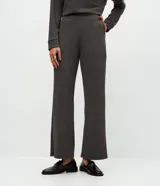Pantalón recto color marrón de tejido anarruga, con cintura elástica ancha y bolsillos laterales funcionales.
