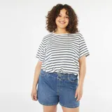 Remera a rayas horizontales azules y blancas de manga corta.