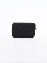 Billetera negra con cierre de cremallera y logo circular en el frente.