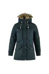 Campera de abrigo azul oscuro con capucha con borde de piel sintética, cierre frontal con botones a presión y múltiples bolsillos con solapa.