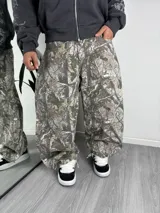 Pantalón baggy con estampado de camuflaje Realtree, de corte amplio y holgado.