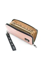 Billetera larga con cierre perimetral, confeccionada en nylon capitoneado color verde petróleo. Cuenta con correa de mano desmontable con logo estampado y parche frontal con marca LNS.