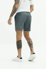 Short de baño con estampado floral en tonos azules, cintura elástica con cordón ajustable, bolsillos laterales y bolsillo trasero.