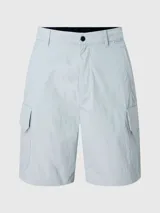 Bermuda cargo color celeste, de corte holgado, con bolsillos laterales y traseros.