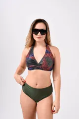 Conjunto de bikini con corpiño triangular con estampado abstracto en tonos violeta, rosa y negro, y bombacha tiro alto negra.