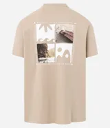 Remera masculina de algodón color beige, modelo comfort, con cuello redondo y manga corta. Presenta un pequeño estampado cuadrado en el pecho con un diseño de sol estilizado.