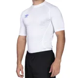 Remera térmica de manga corta Umbro, color negro, con cuello redondo y logo de la marca estampado en el pecho.