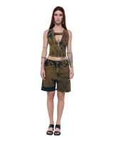 Short de denim color marrón con efecto marmolado, tiro medio, calce relajado y largo medio sobre la rodilla.