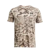 Remera de manga corta Under Armour con estampado de camuflaje en tonos marrones y caqui, cuello redondo y el logotipo de la marca en negro en el pecho.