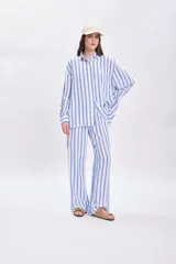 Pantalón casual de corte amplio con estampado de rayas verticales celestes y blancas, con cintura elastizada y cordón ajustable.