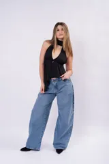 Blusa halter de satén negro con escote pronunciado, detalle drapeado y choker incorporado al cuello.