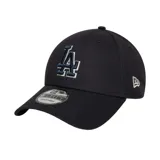 Gorra New Era 9Forty color negro con logo de los Dodgers de Los Ángeles bordado en azul y contorno blanco.