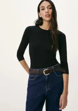 Camiseta de manga larga ajustada al cuerpo, color blanco, con cuello redondo.