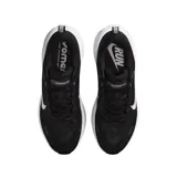 Championes Nike modelo Vomero Plus para running, color negro con entresuela blanca gruesa de tecnología ZoomX y el clásico swoosh de Nike en blanco en el lateral.