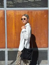 Bandolera negra de cuero con forro interno de tela.